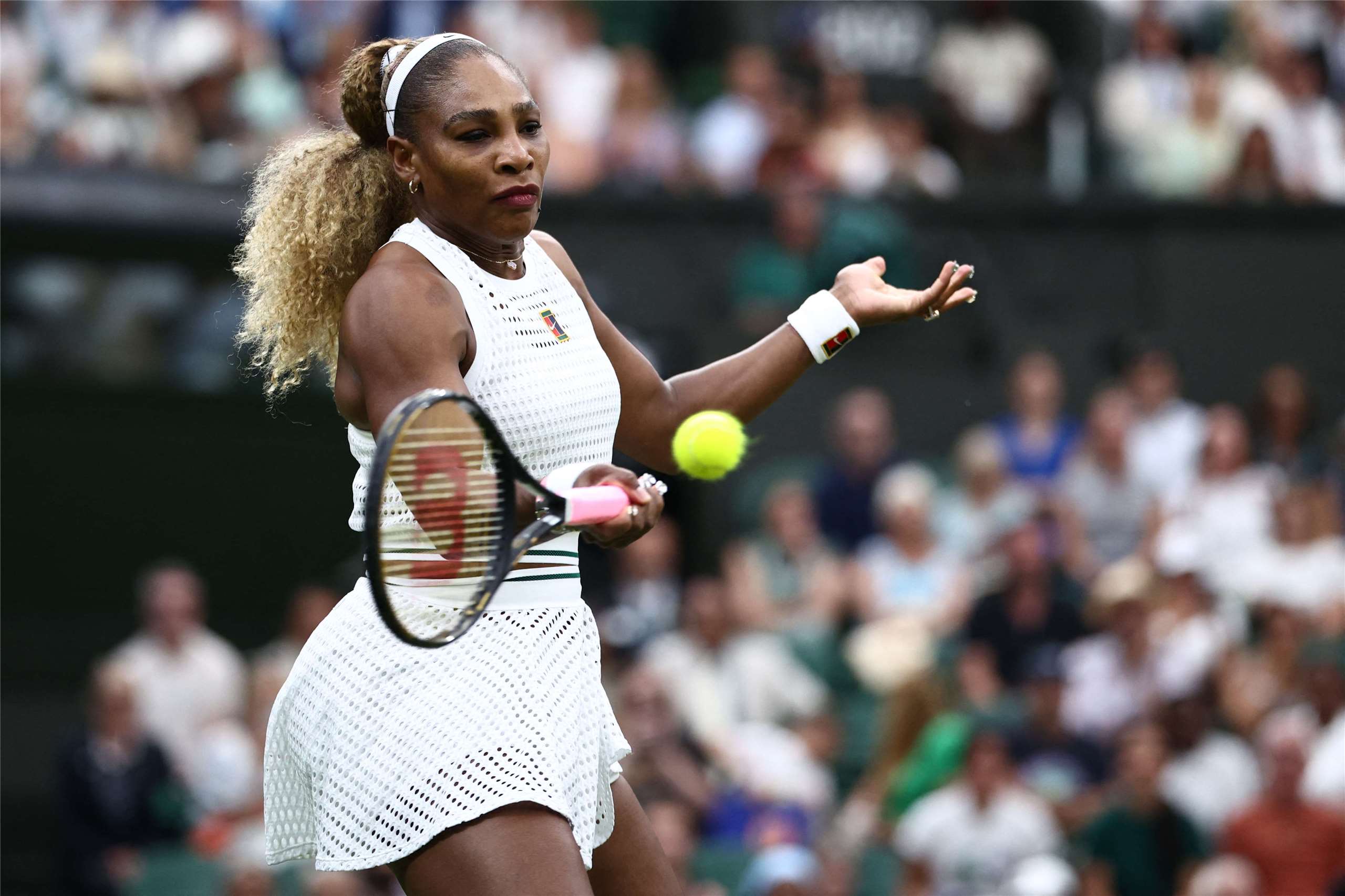 美國女網名將小威廉絲(Serena Williams,圖)睽違4年重返單打賽事，6月30日在溫網首輪敗給澳洲小將喬因特(Maya Joint)。