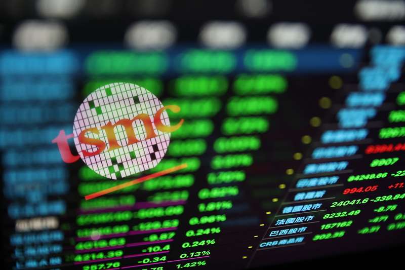美股收黑，費城半導體指數重挫4.29%，台股17日早盤重挫逾1700點，跌破44000點。 (圖：中央社)