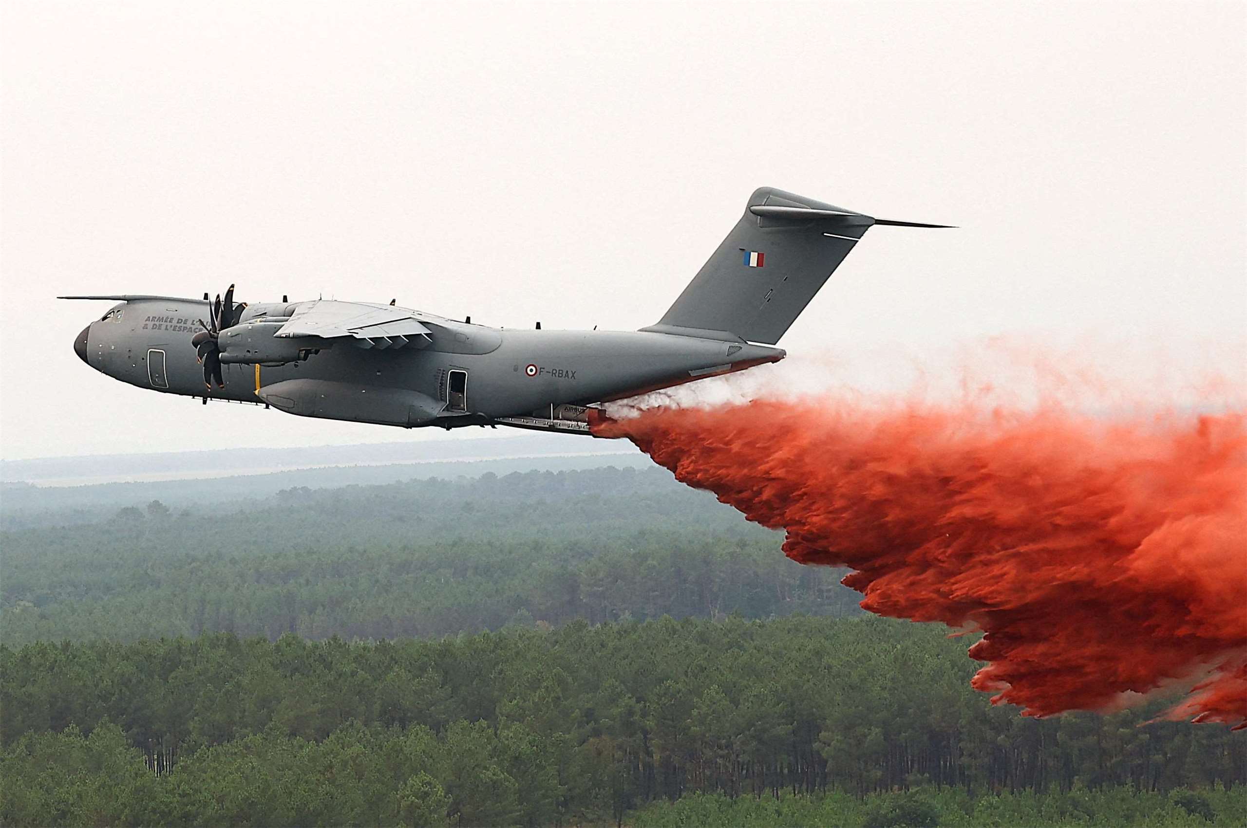 法國A400M軍用運輸機25日首次執行消防滅火任務。