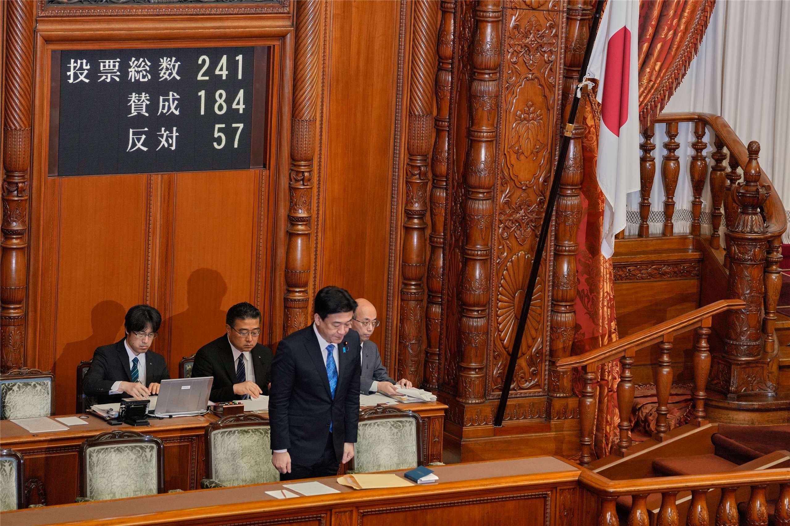 日本參議院17日通過「皇室典範」修正案，維持長期以來男性才能繼承皇位的規範。