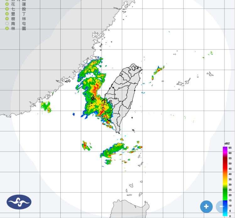 20日台灣位於太平洋高壓西側邊緣，南海水氣偏多，伴隨西南風影響，將水氣輸送至台灣附近，南部地區不定時有短暫陣雨或雷雨。(圖:交通部中央氣象署)