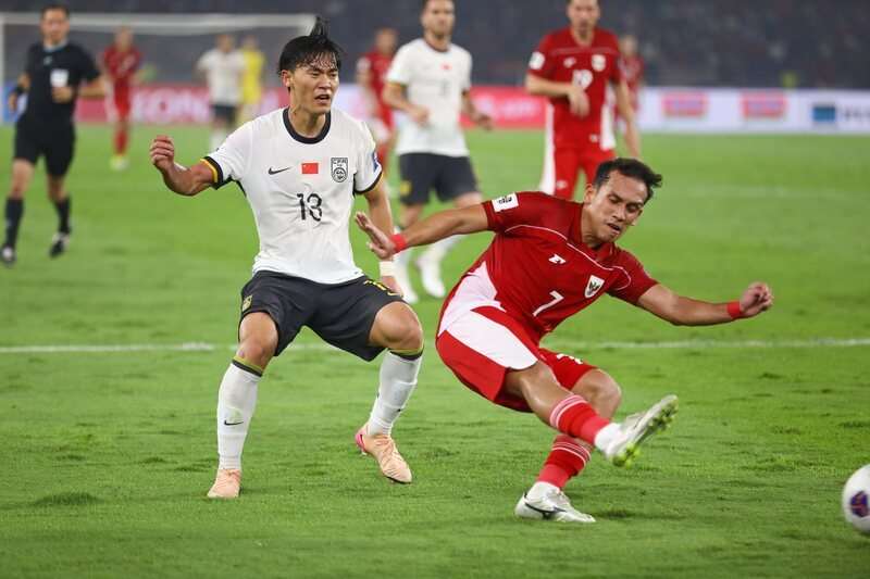 體育局存在的目的本來是推廣全民運動，培養公平競爭、遵守規則的體育精神。圖為中國足球隊（白衣球員）在2026美加墨世界盃亞洲區會外賽第3輪敗給印尼隊（紅衣球員），連續6屆無緣世界盃。資料照。（中新社提供）