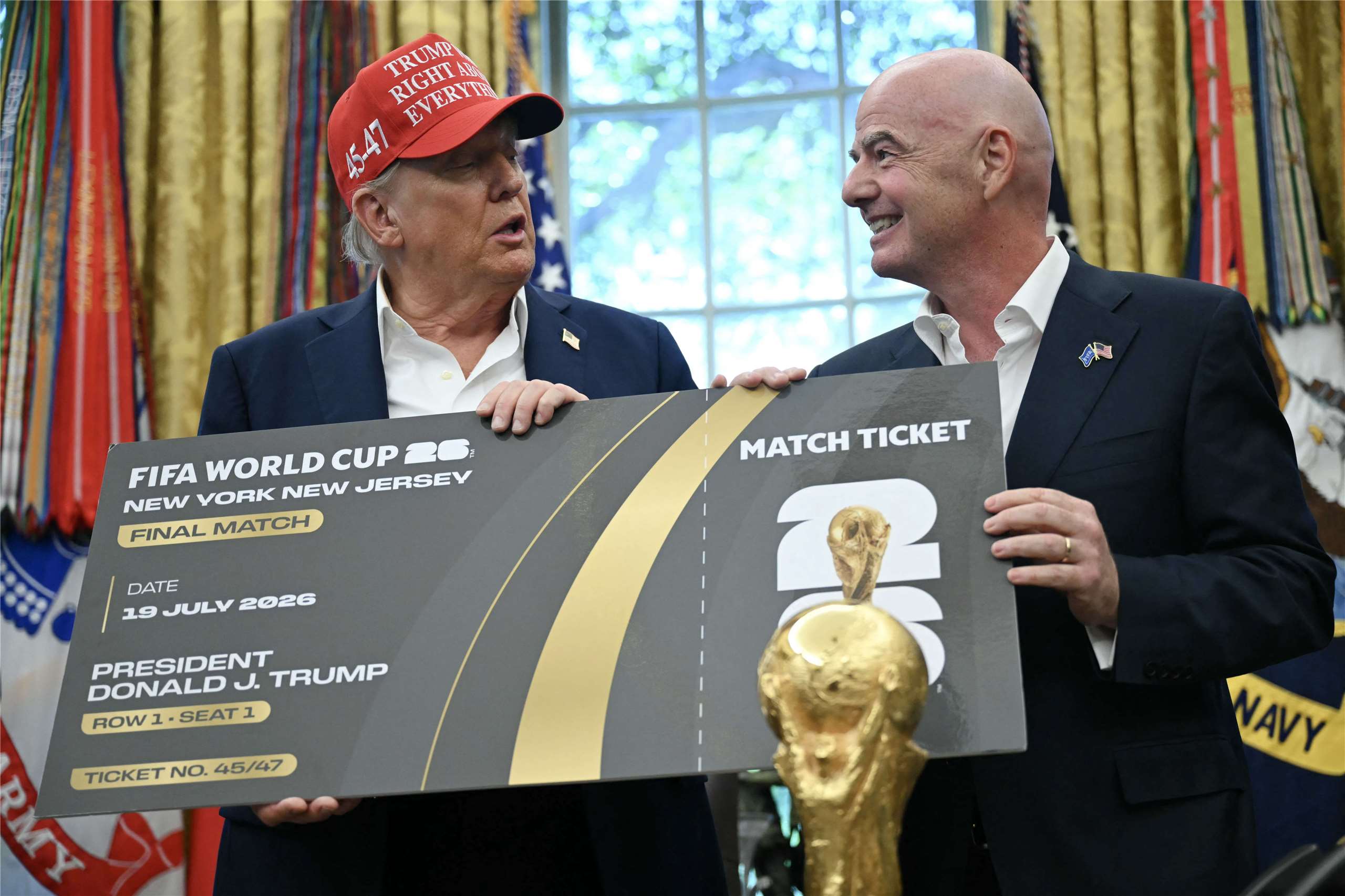 圖為國際足總(FIFA)主席英凡提諾(右)2025年8月前往白宮向美國總統川普(左)贈送了一張世界盃決賽門票。