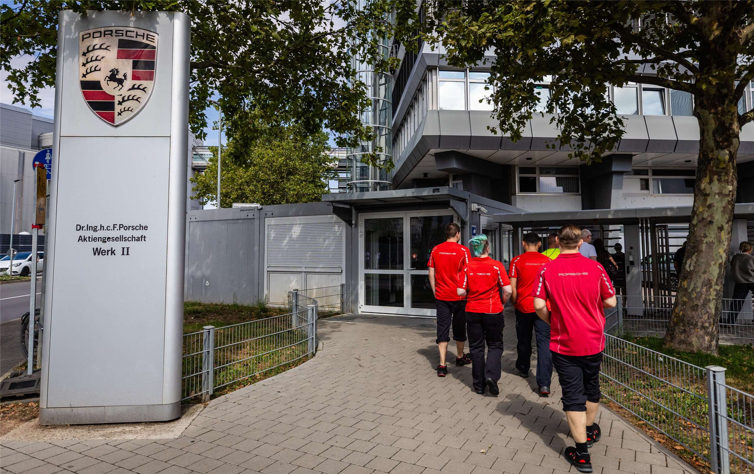 德國汽車製造商保時捷(Porsche)的員工27日走進企業總部建築。