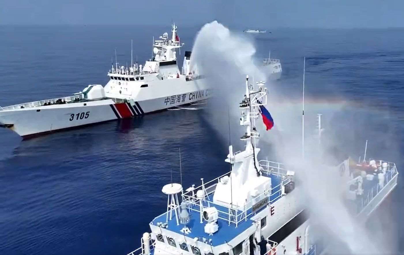 中菲近日在南海衝突不斷。圖為一艘中國海警船在南海黃岩島向菲漁船發射水砲資料照。(圖:翻拍X@jaytaryela)