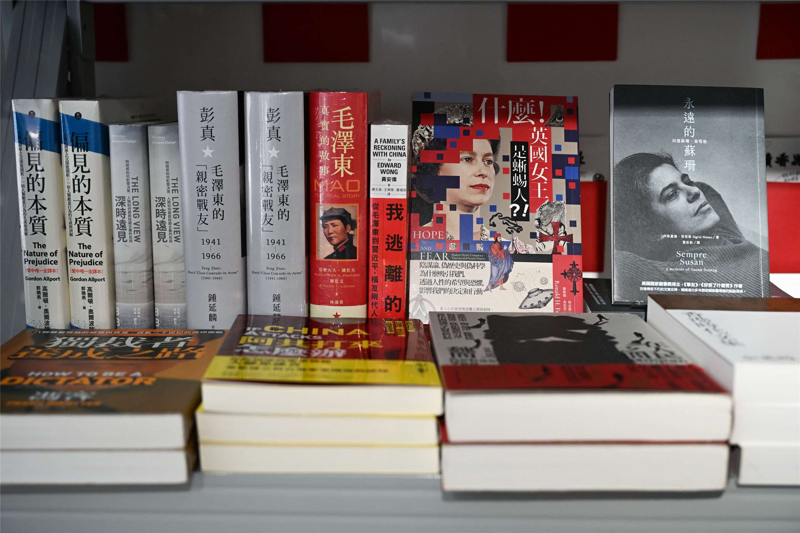 「一拳書館」與「獵人書店」是讀者尋找主流以外觀點的出口。圖為在獵人書店「非官方香港獨立書展」陳列的書籍，該書展是每年舉辦的官方「香港書展」之外的另一種選擇。資料照。