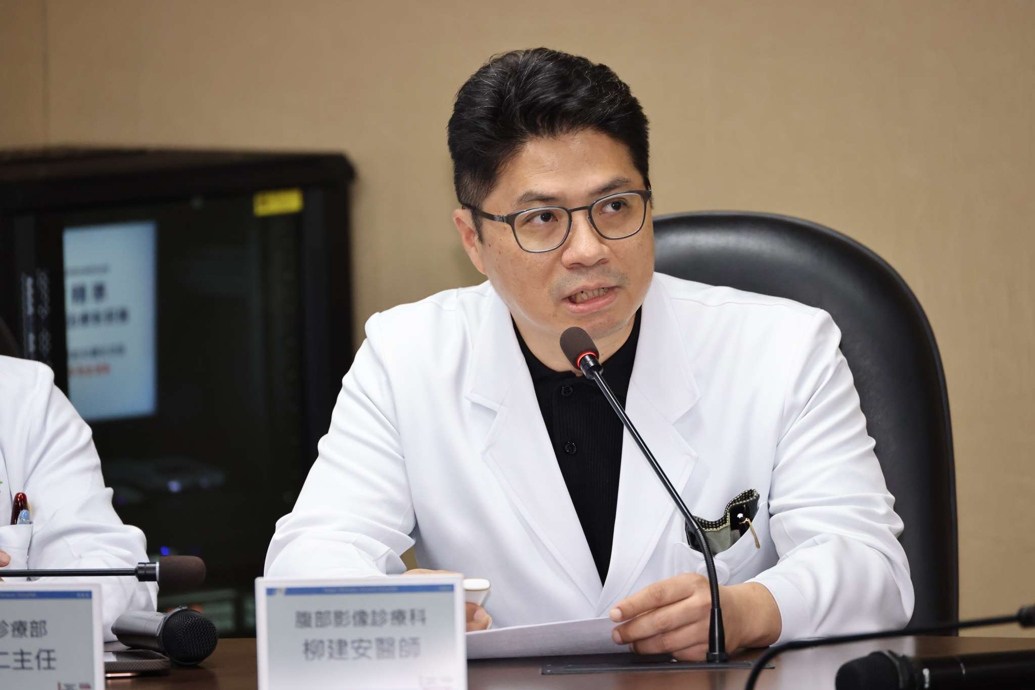 北榮影像診療部醫師柳建安表示，釔90能與免疫治療產生協同效應。(北榮提供)