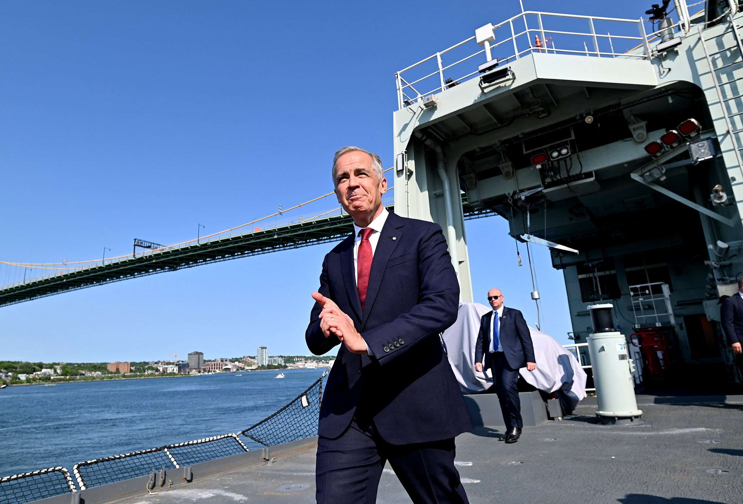加拿大總理卡尼(Mark Carney)(前)宣布，將由德國蒂森克虜伯集團(Thyssenkrupp)旗下造船事業TKMS打造12艘潛艦。