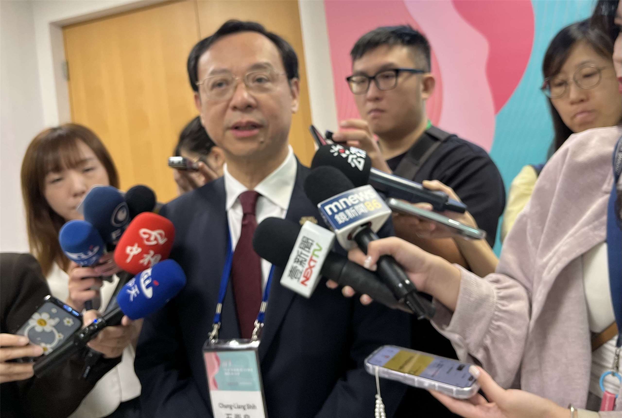 衛福部長石崇良接受媒體聯訪，說明有關問題油品後續處理。 (陳林幸虹 攝)