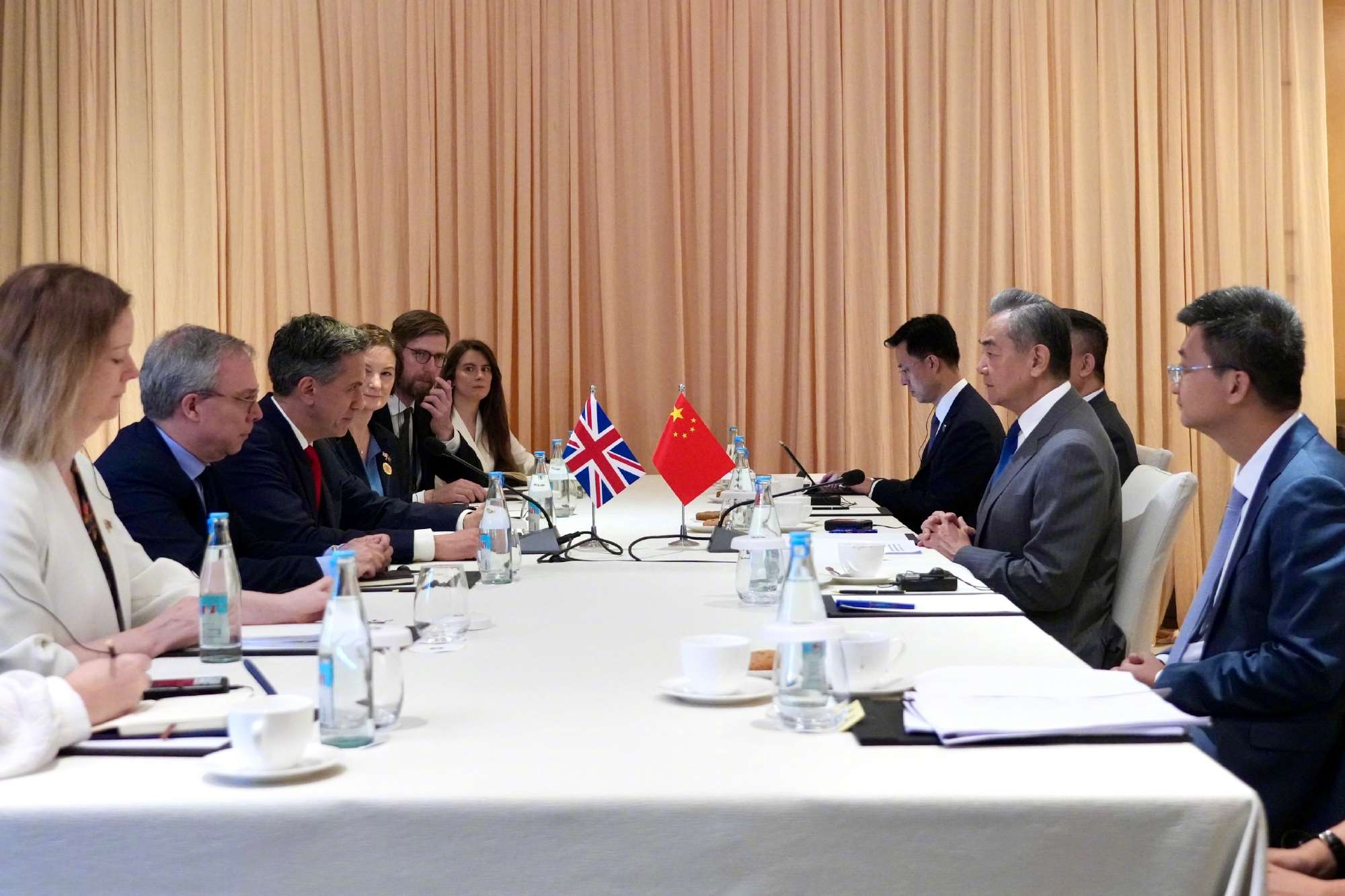 中國外交部長王毅參加東協外長會議期間，會見英國新任外交大臣米勒班。 (圖:翻拍自FB＠MFA.CHN)