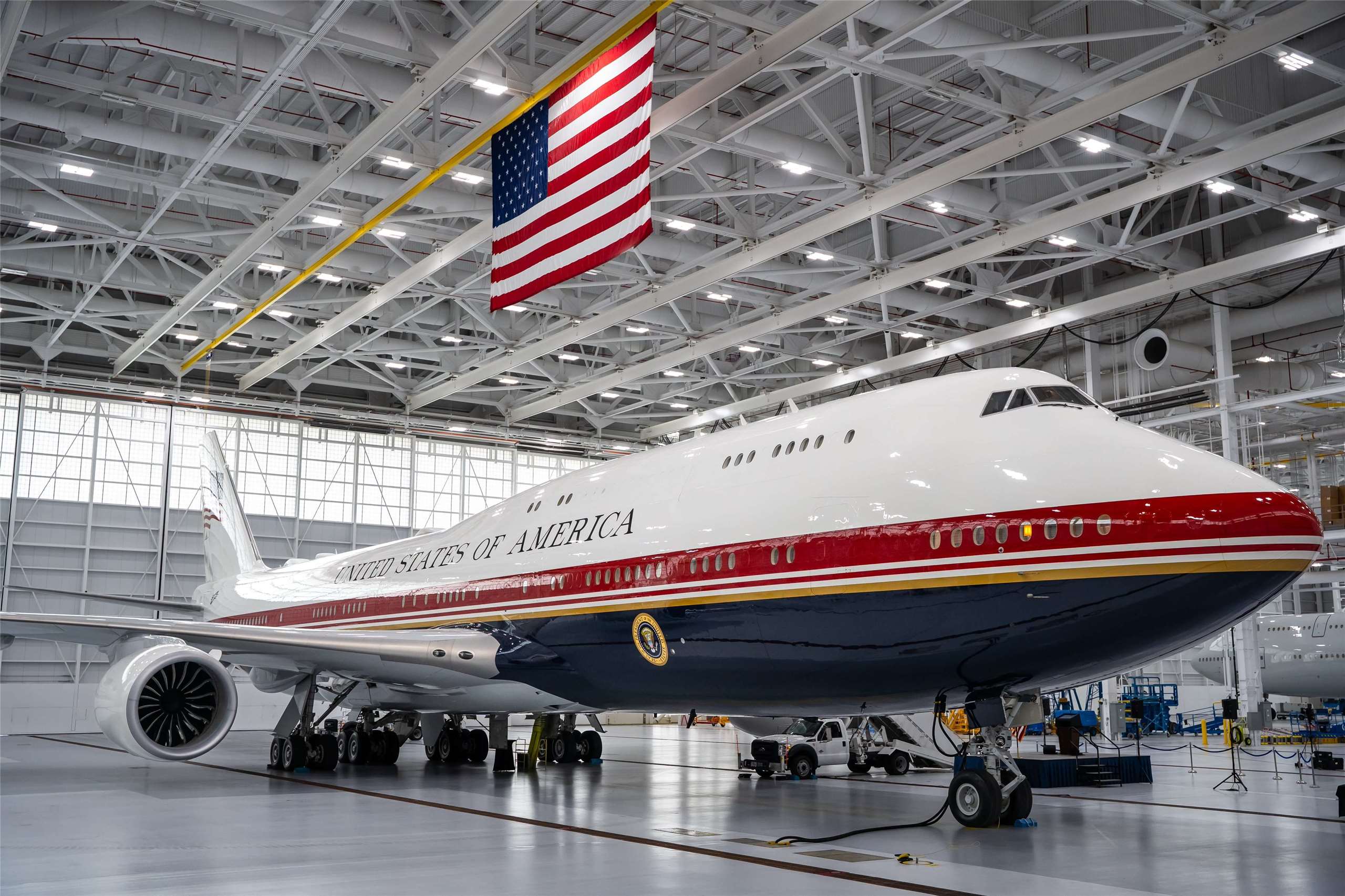 美國總統川普19日表示，卡達贈送的新空軍一號總統專機需要送廠一個月，進行「全面升級」。(圖:X@usairforce)