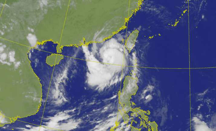 中央氣象署25 日上午8時30分解除颱風紅霞海上颱風警報，但仍需注意外圍環流影響。(中央氣象署衛星雲圖)
