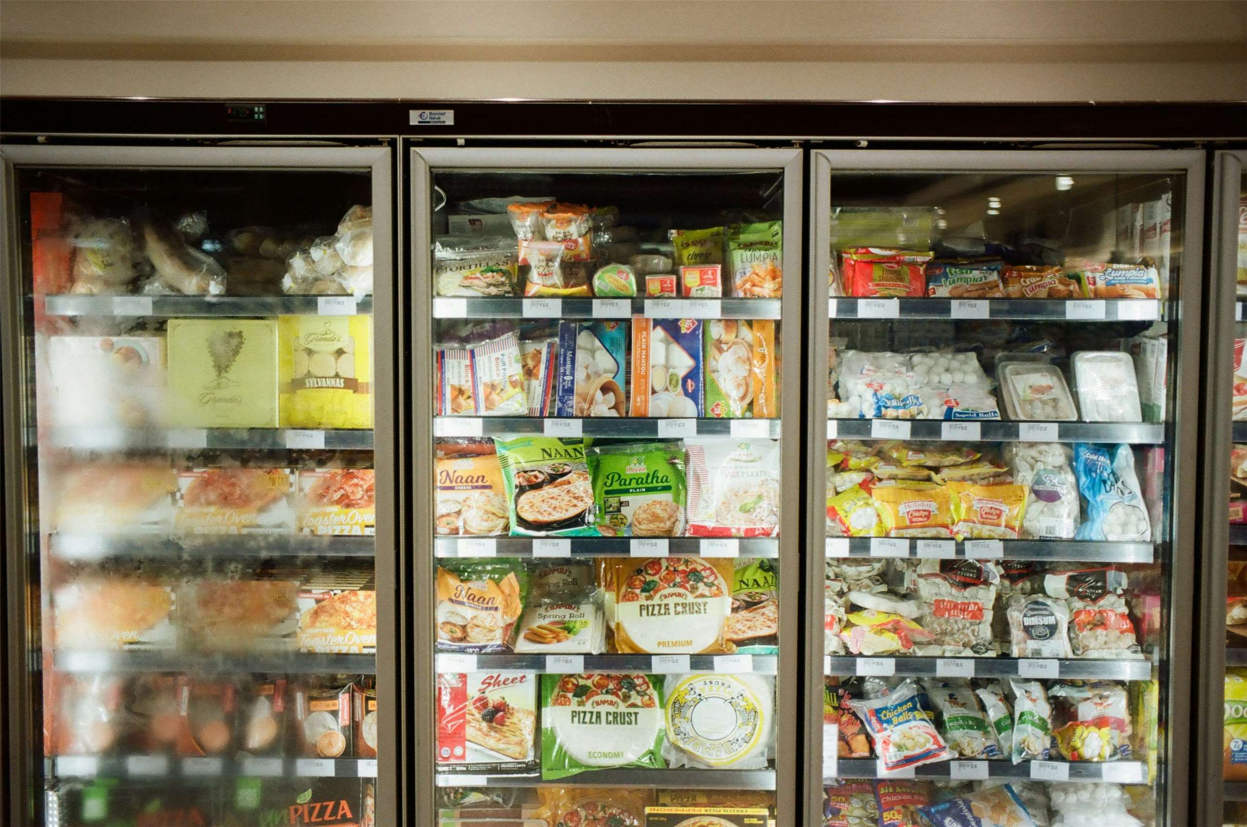 受到日本最大冷凍食品廠商系統故障影響，日本肯德基部分店家被迫縮短營業時間，日本連鎖超市永旺部分冷凍食品也開始缺貨。圖為超市冷凍食品櫃。(示意圖/Unsplash)