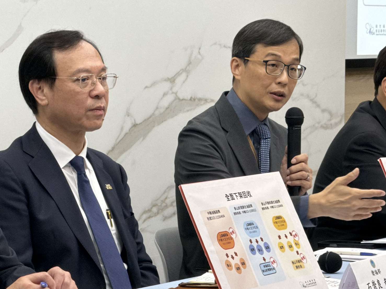 針對問題油原因，石崇良(左)表示，中聯放寬黃豆熱損率，且未落實製程管制點，因果關係仍待釐清。(食藥署提供)