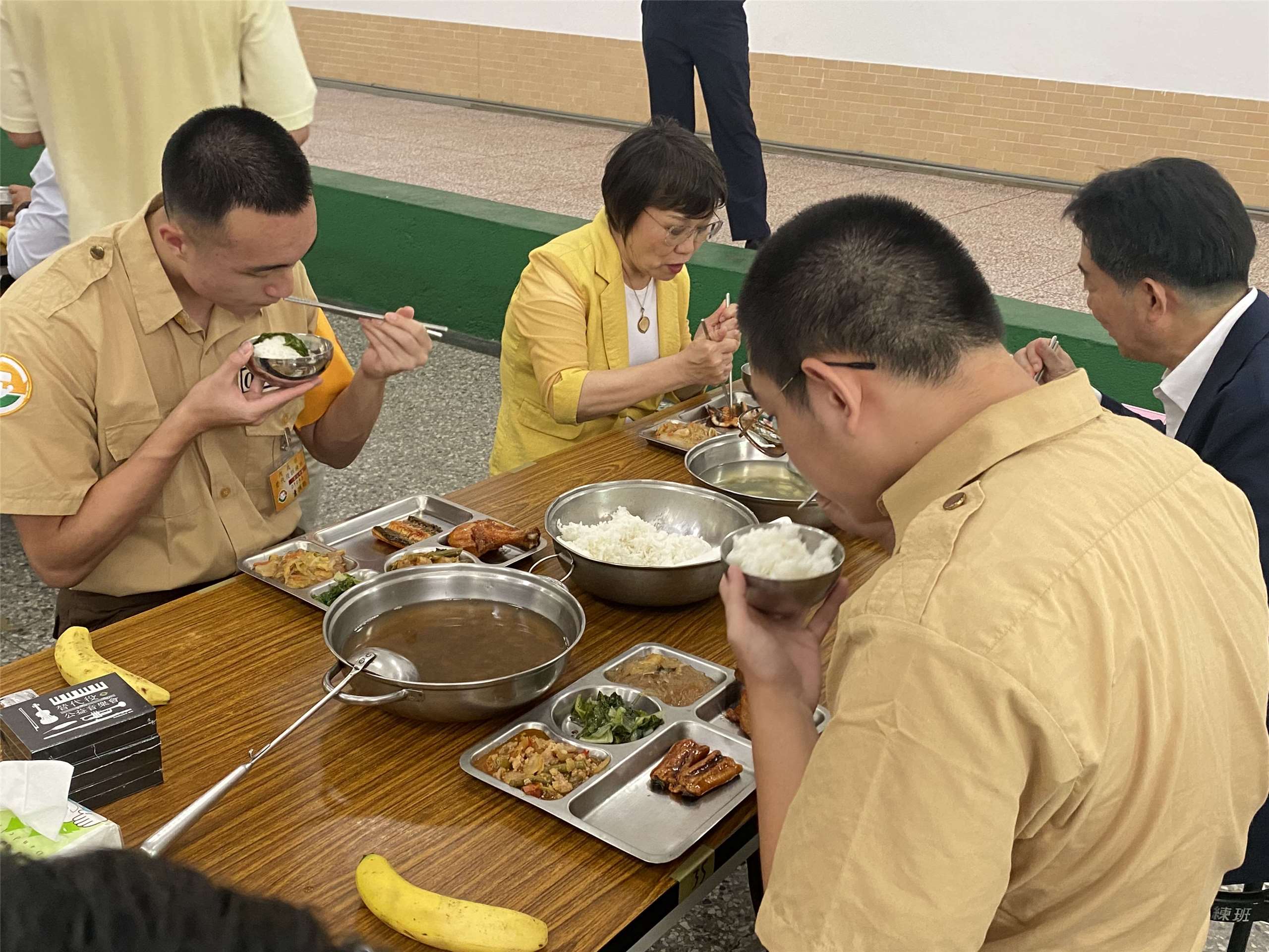 內政部長劉世芳17日到成功嶺實地了解替代役男最新訓練內容，並和替代役男一同享用團膳。(陳念宜 攝)