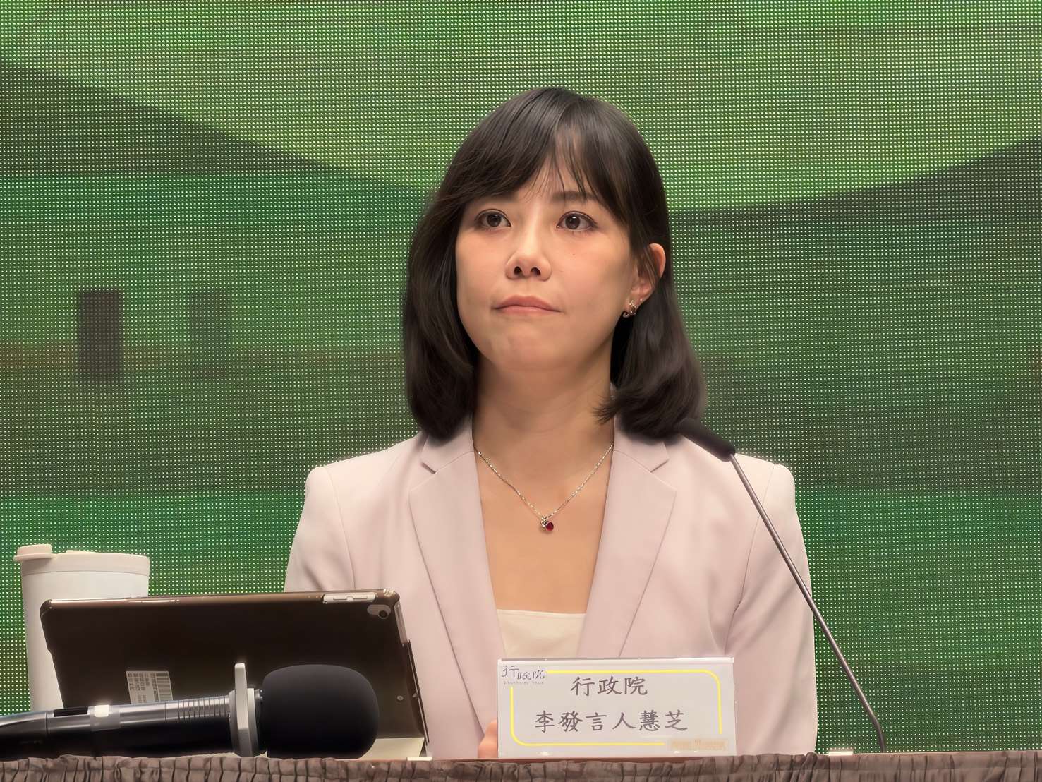 台積電宣布加碼對美投資千億美元，行政院發言人李慧芝16日對此表示，政府將持續落實「確保三個優先、維持台灣領先」政策方向。(鄭佑漢 攝)