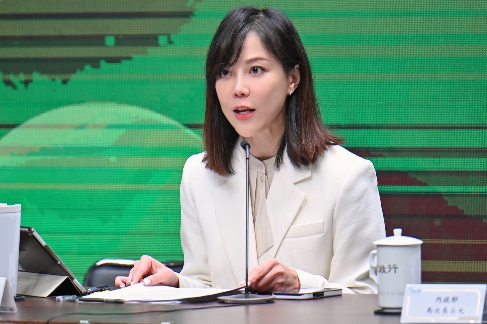 行政院發言人李慧芝晚間透過媒體群組嚴正駁斥，強調政府一切都是依法行政、依科學證據處理，盧秀燕對中聯油品食安事件處理的說法都是不實指控。(FB@行政院發言人)