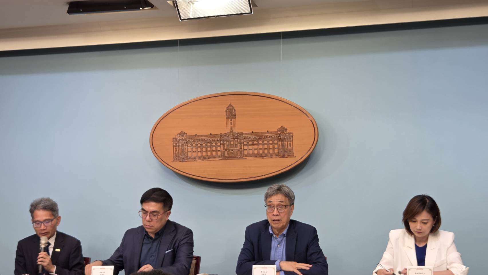 總統府23日舉行「國家氣候變遷對策委員會第八次委員會議」，總統府發言人郭雅慧、經濟部次長賴建信、農業部長陳駿季、環境部長彭啓明進行會後轉述。 （劉玉秋攝）