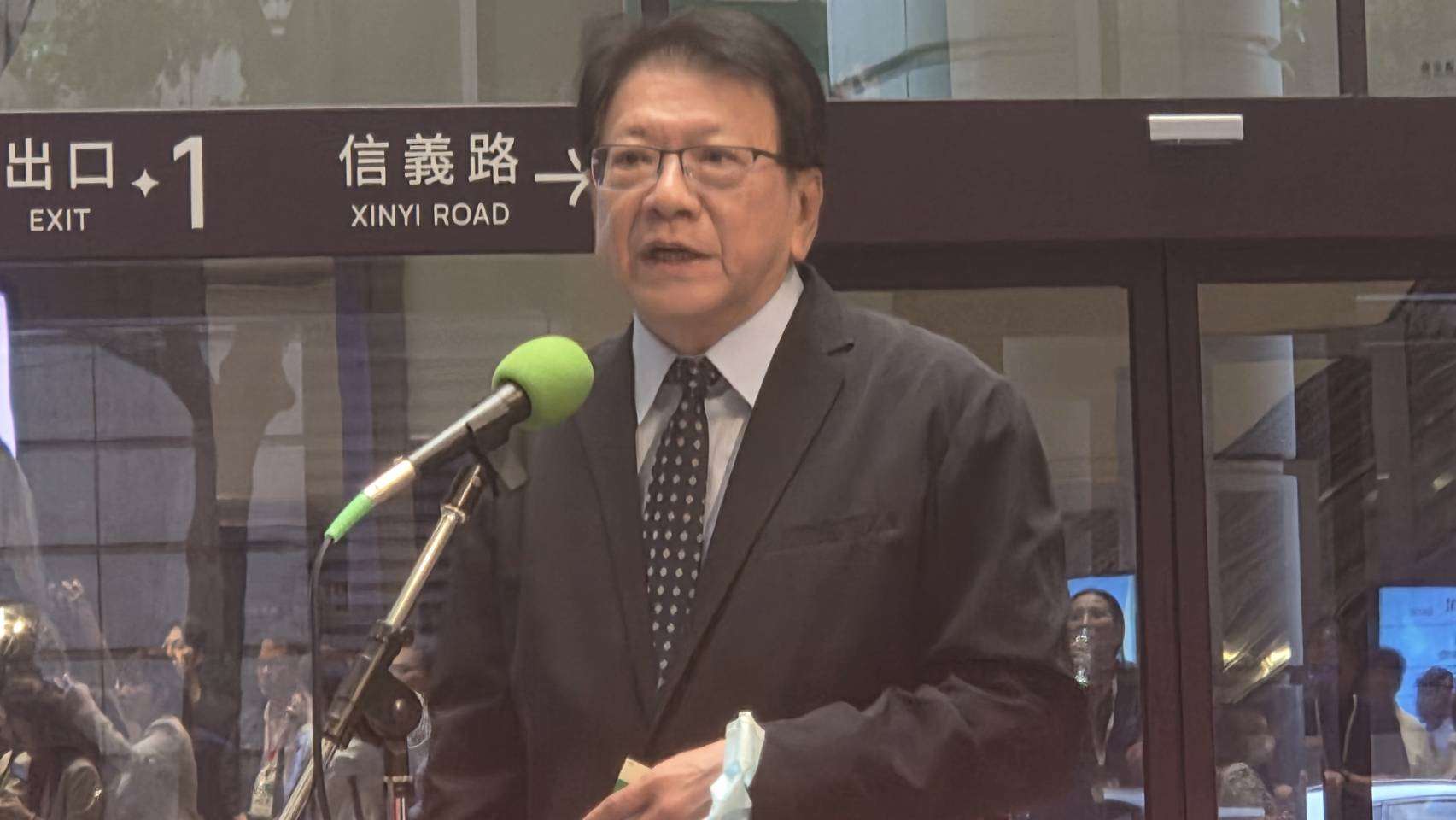 總統府秘書長潘孟安出席民進黨全代會，會前受訪時強調食安問題需要中央地方通力合作。(劉玉秋攝)