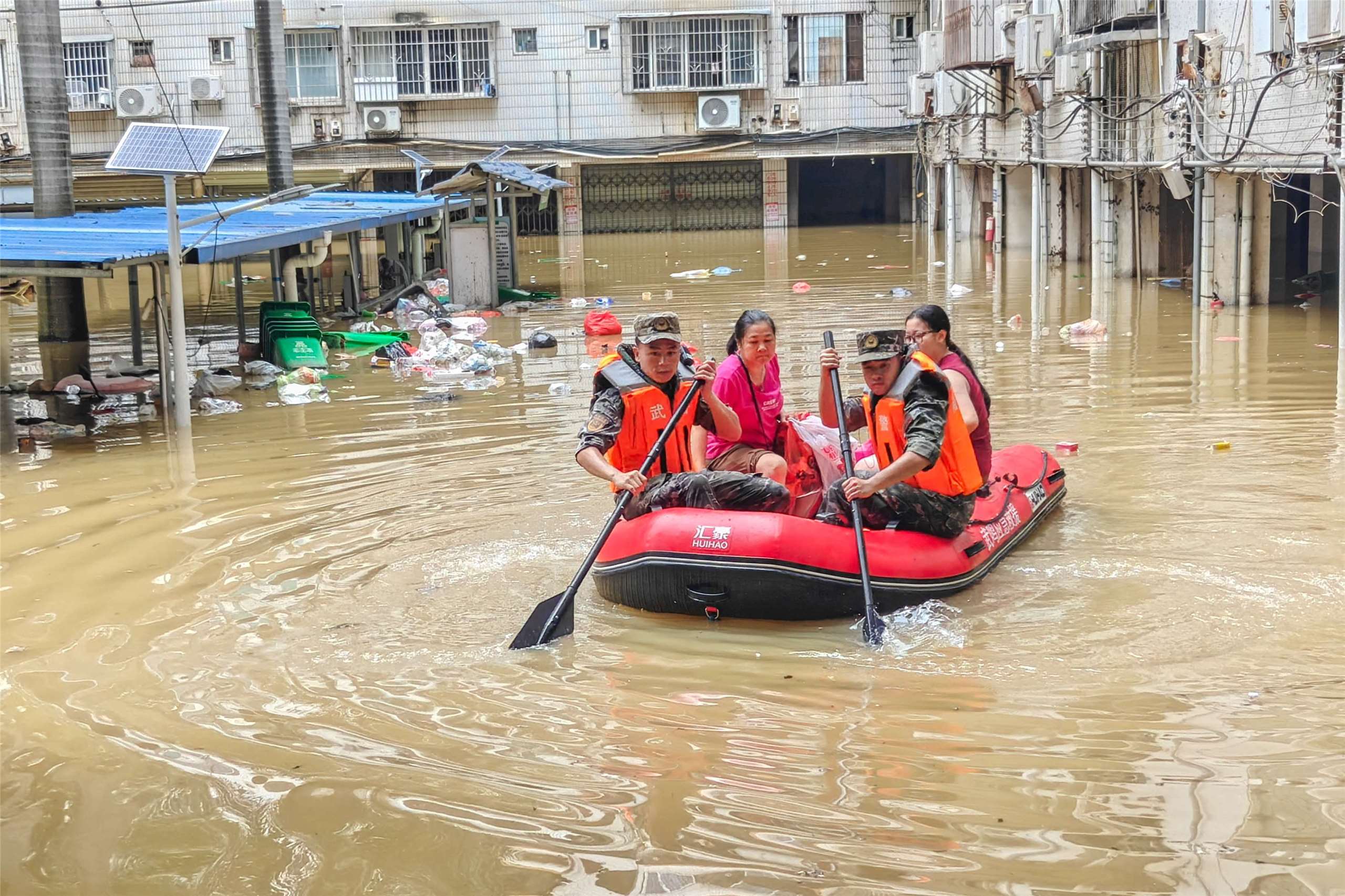 受颱風「梅莎」及其環流影響，自4日以來，廣西連日遭遇特大暴雨侵襲。圖為民眾坐橡皮艇疏散。