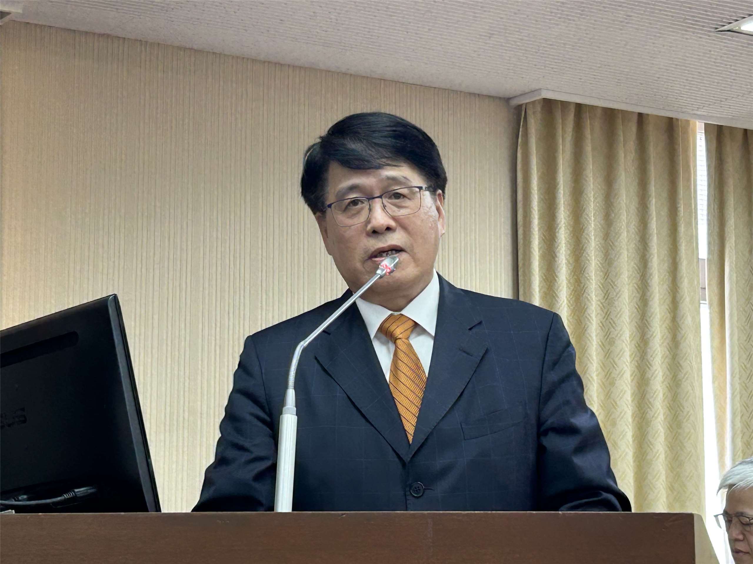 中選會主委游盈隆今天(16日)到內政委員會針對年底九合一選舉選務整備等進行專題報告並備質詢。（趙婉淳 攝）