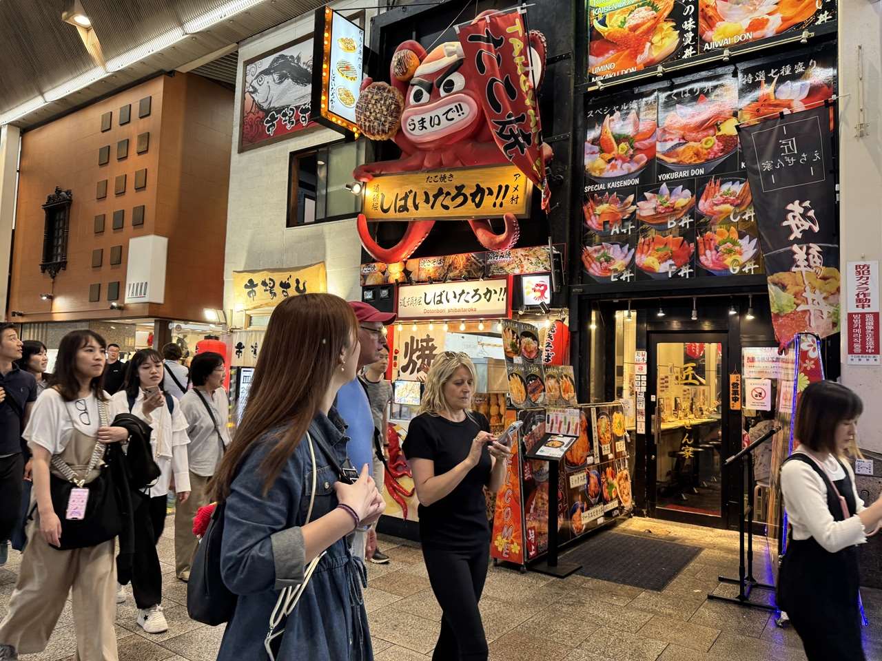 儘管受到日中關係降溫導致中國旅客大減，但日本上半年觀光客人數僅小幅下滑2%，且旅遊收入還逆勢創高，日本專家認為，日本觀光市場正逐漸擺脫對中國觀光客的依賴。圖為大阪觀光客。(Rti資料照)