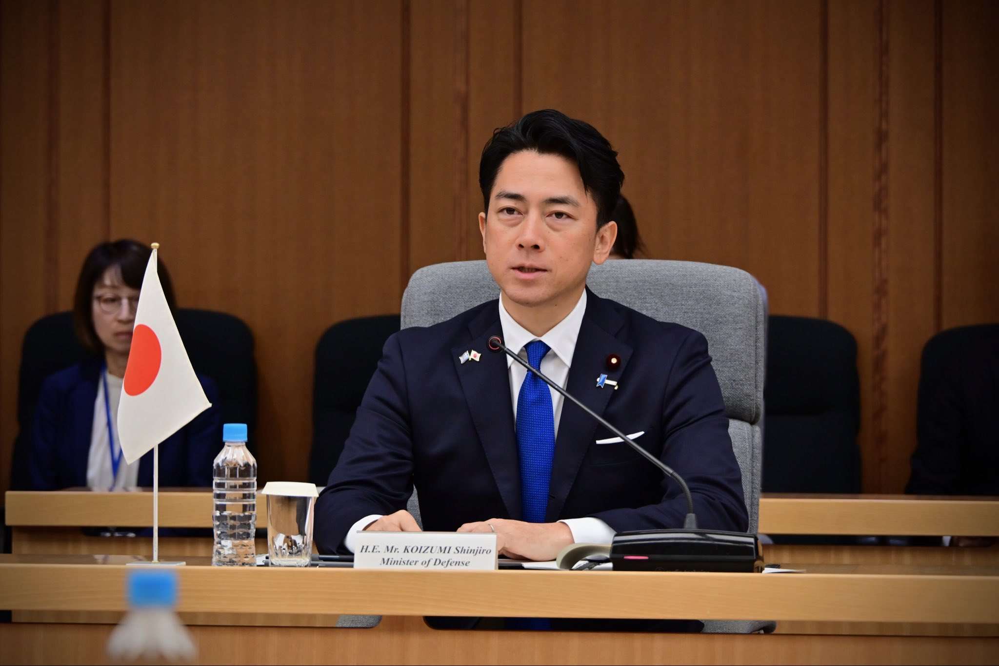 日本防衛大臣小泉進次郎(圖)表示，為了加強日本防衛力，有必要展開核武器相關討論。資料照片。(圖:X@ModJapan_jp)