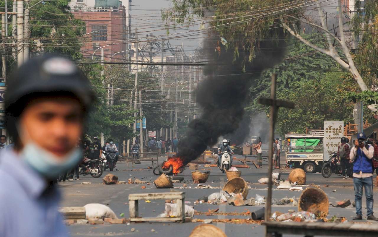 緬甸軍方2021年2月發動政變，推翻翁山蘇姬(Aung San Suu Kyi)領導的民選政府，終結這個東南亞國家長達10年的民主轉型。圖為民眾設置路障並焚燒，阻擋軍方進入。資料照。