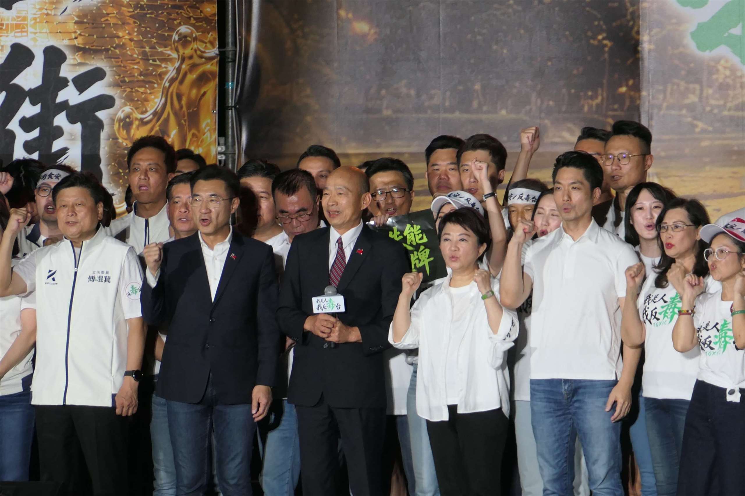 國民黨今天(25日)號召民眾上凱道抗議中聯油品案，立法院長韓國瑜、台北市長蔣萬安、台中市長盧秀燕等人都現身致詞。（趙婉淳 攝）