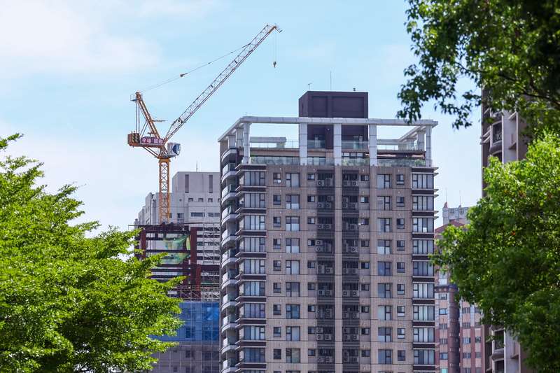 青安3.0新制設定各縣市購屋總價上限，房仲業者認為，由於各地房價差異大，中南部受惠程度將高於雙北。圖為新北市板橋區建築大樓。