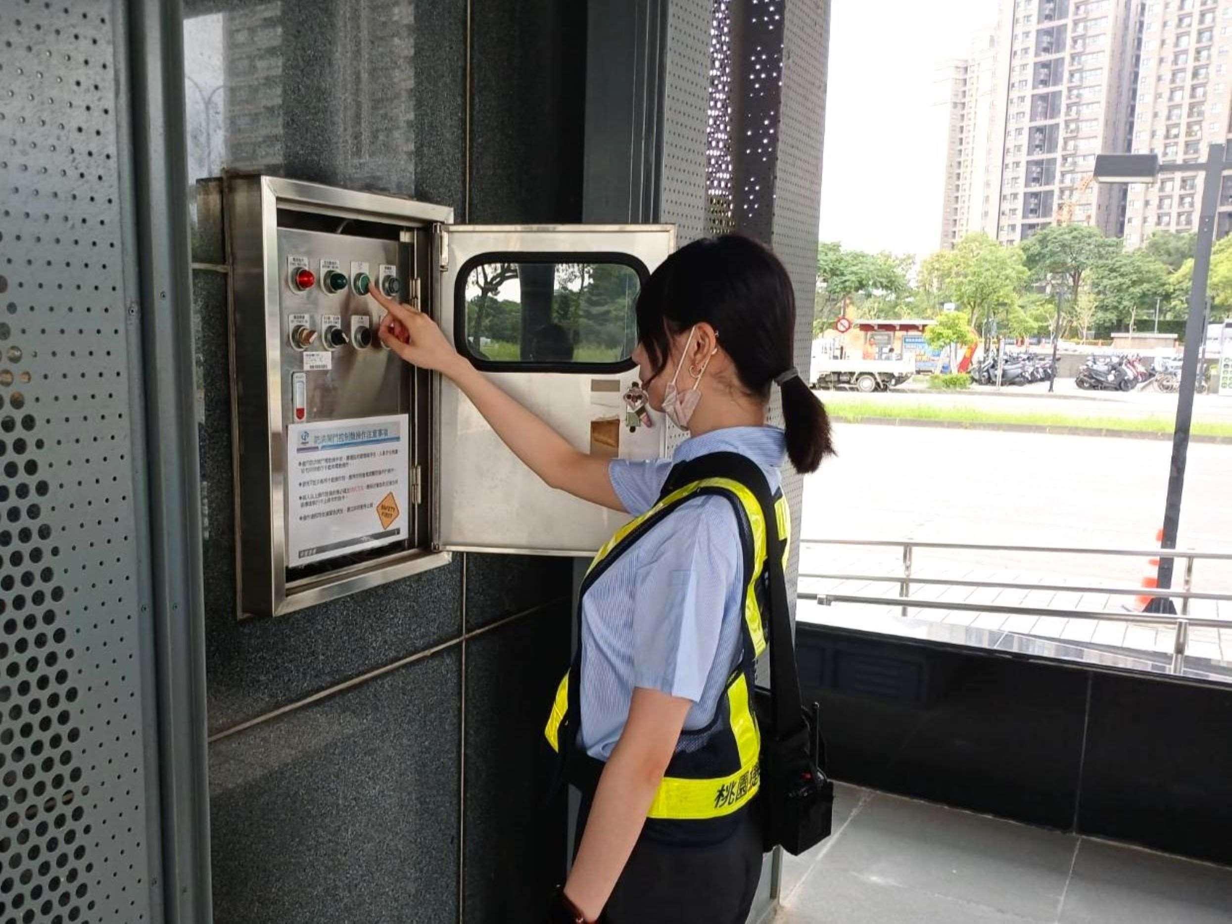 桃捷站務同仁檢視防洪閘門控制。(圖 : 桃園大眾捷運公司)