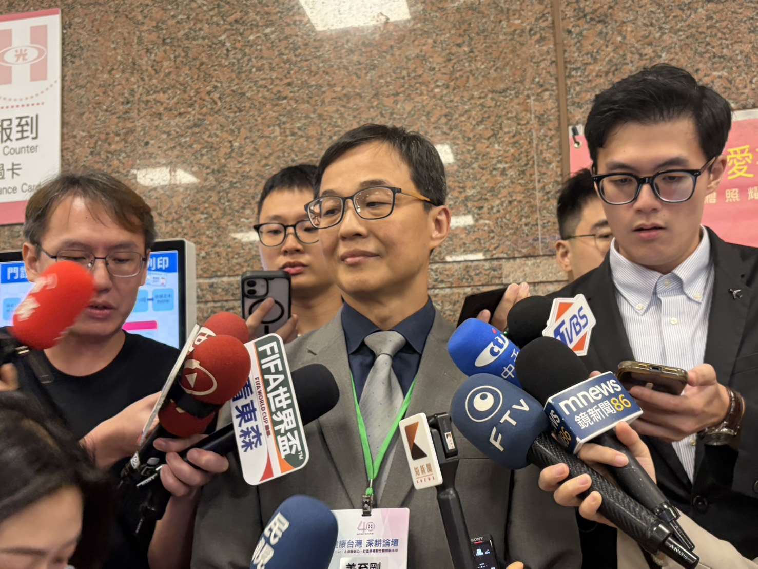 針對問題油事件，食藥署長姜至剛18日表示，中央絕對有查廠。(劉品希 攝)