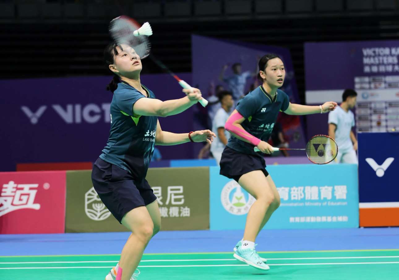 台灣羽球女雙組合許尹鏸(右)、林芝昀(左)今天(16日)在世界羽球聯盟(BWF)超級750的日本羽球公開賽16強，僅用25分鐘就以21比7、21比10輕取香港組合曾曉昕、呂樂樂，順利挺進8強。(圖 : 臉書/流螢飛羽)