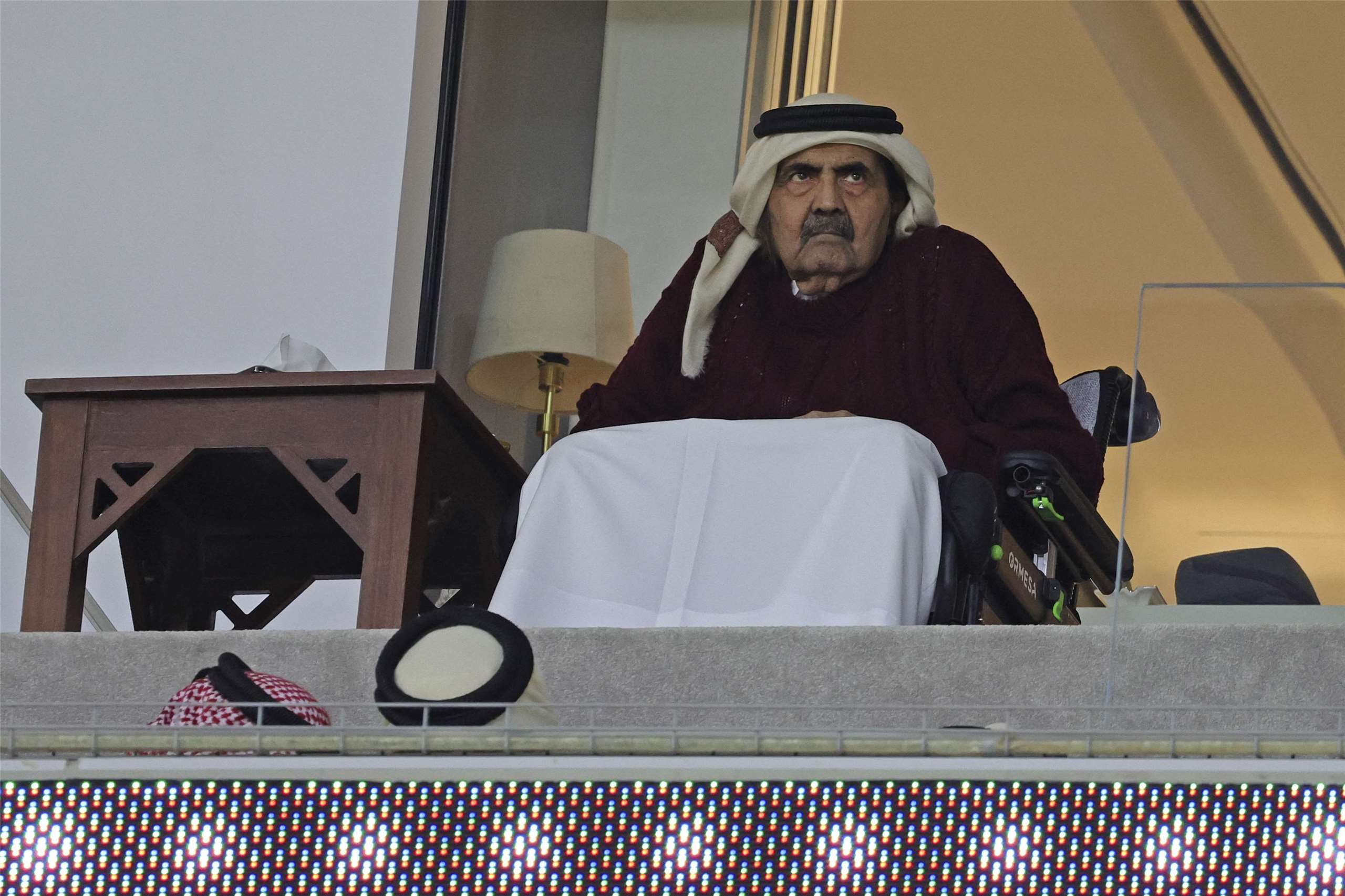 卡達前國王哈麥德(Sheikh Hamad bin Khalifa Al Thani)辭世，享壽74歲。圖為他2023年在杜哈體育場觀看亞洲盃半決賽伊朗對陣卡達的足球比賽。
