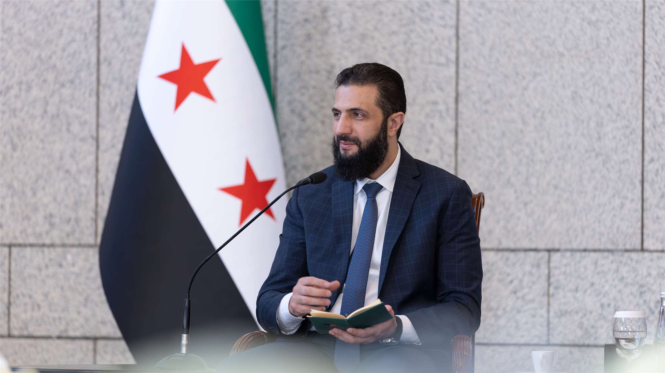 敘利亞總統夏拉(Ahmed al-Sharaa)表示，敘利亞正尋求與以色列達成安全協議。(圖:X@SyPresidency)