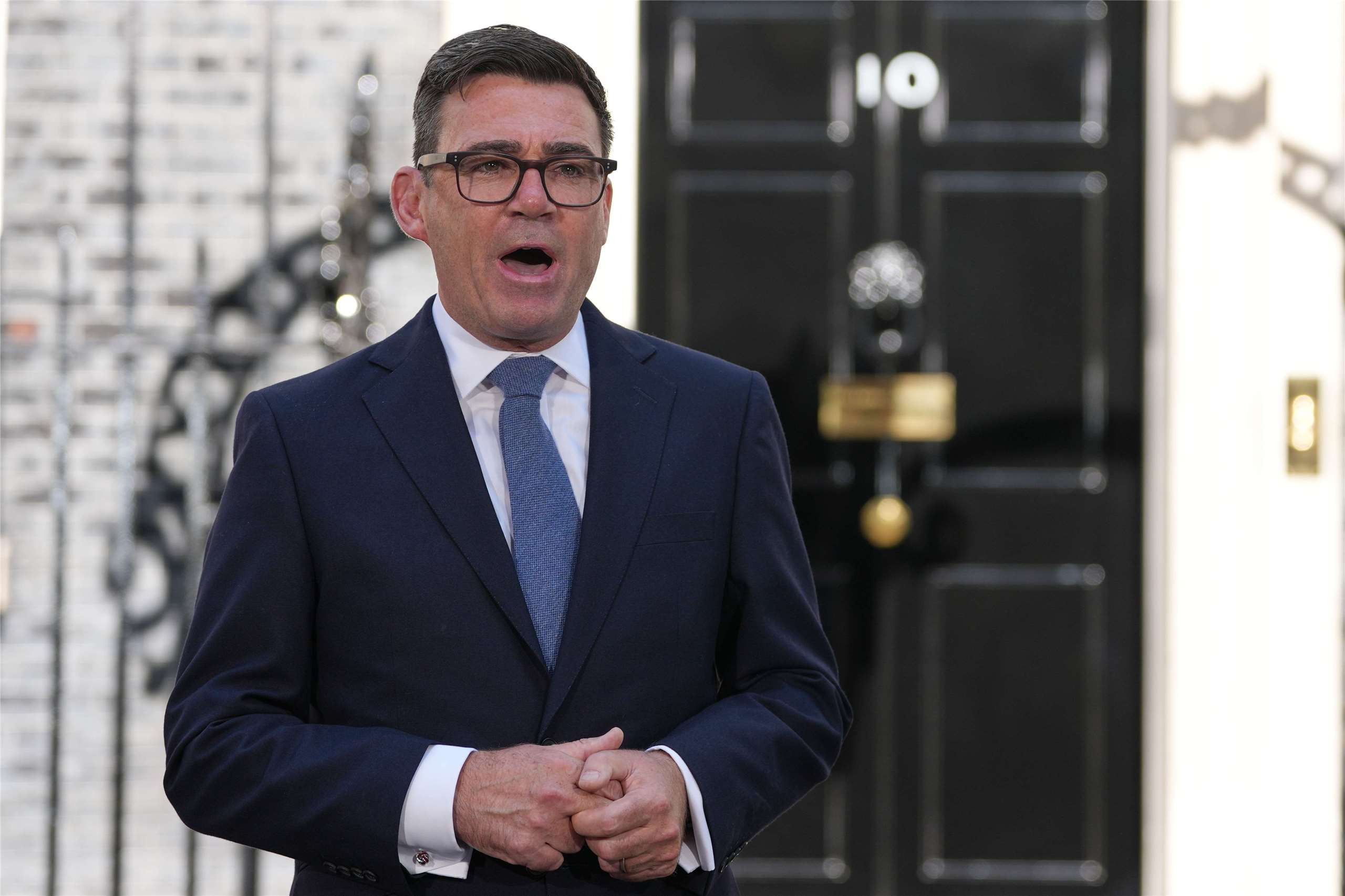 英國執政黨工黨黨魁柏南(Andy Burnham)20日正式上任首相後在唐寧街10號官邸前發表談話。