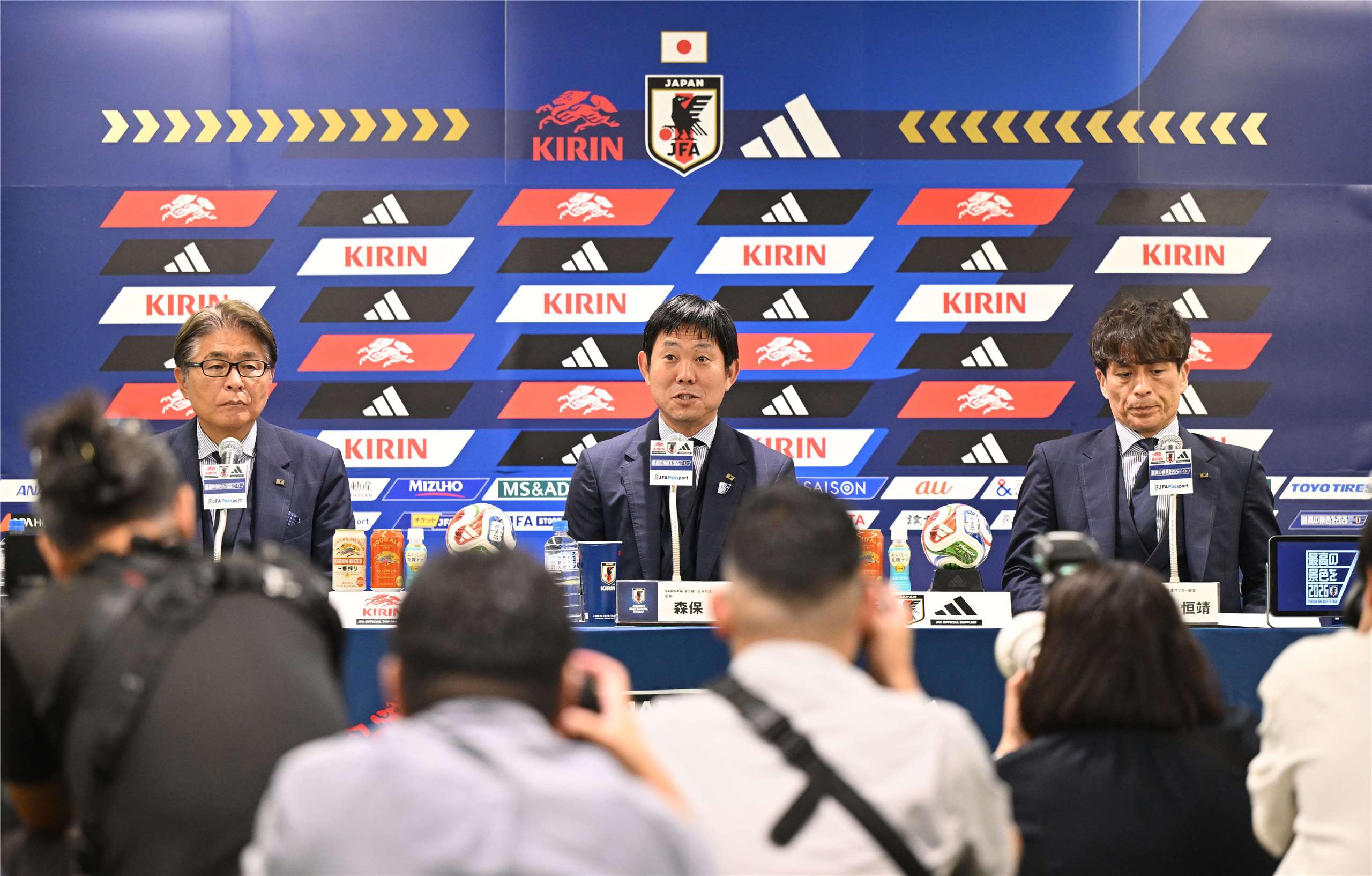 日本隊總教練森保一(圖中)2日晚間與日本足球協會會長宮本恒靖(右)及國家隊總監山本昌邦共同召開記者會，總結本屆世界盃賽事表現。