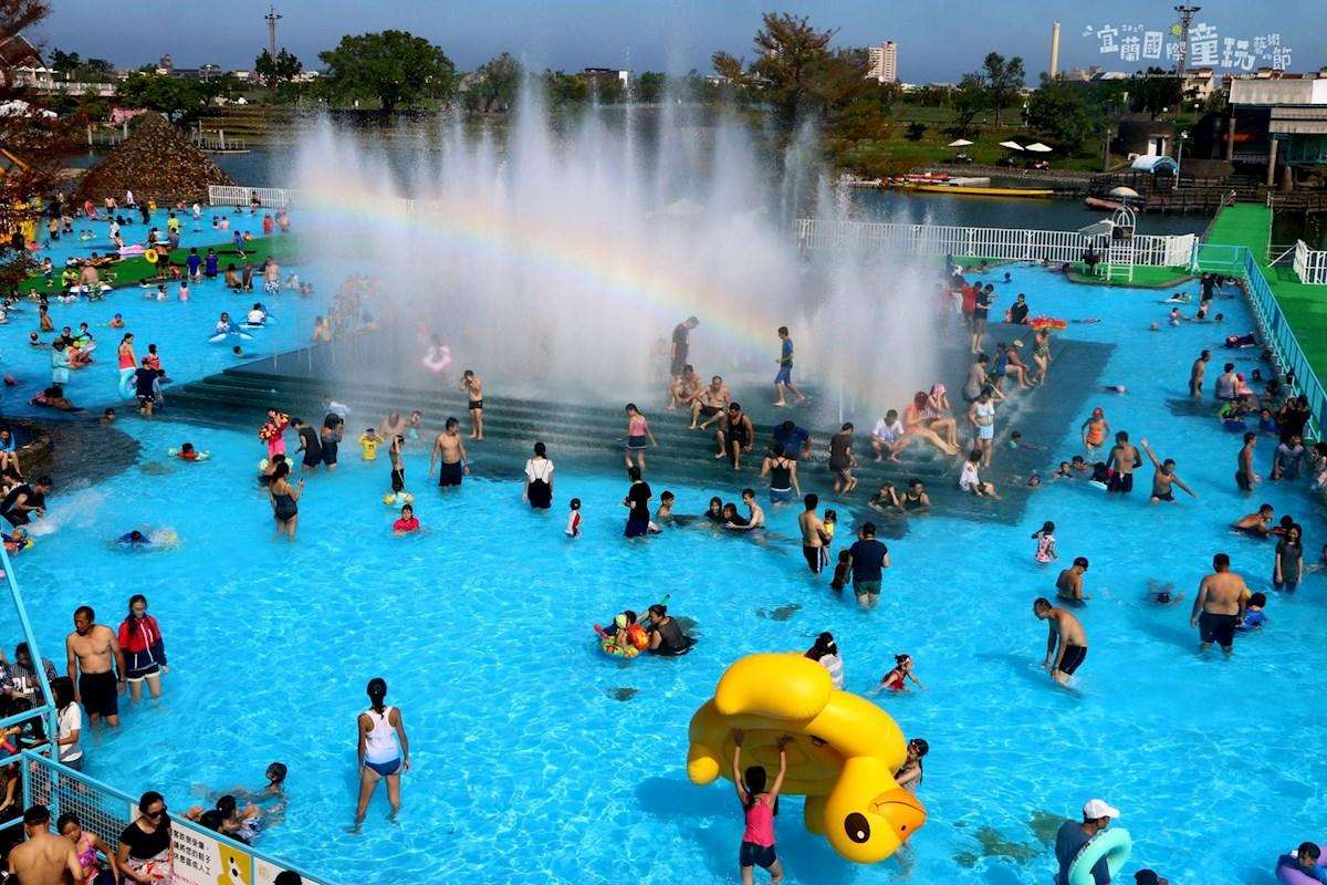 今年（2026）宜蘭國際童玩藝術節於7月4日至8月16日在冬山河親水公園舉行，今年主題為**「森歷其境」**，以森林遊戲為概念，結合戲水設施、展演、展覽及國際文化交流，是台灣夏季最具代表性的親子活動之一。