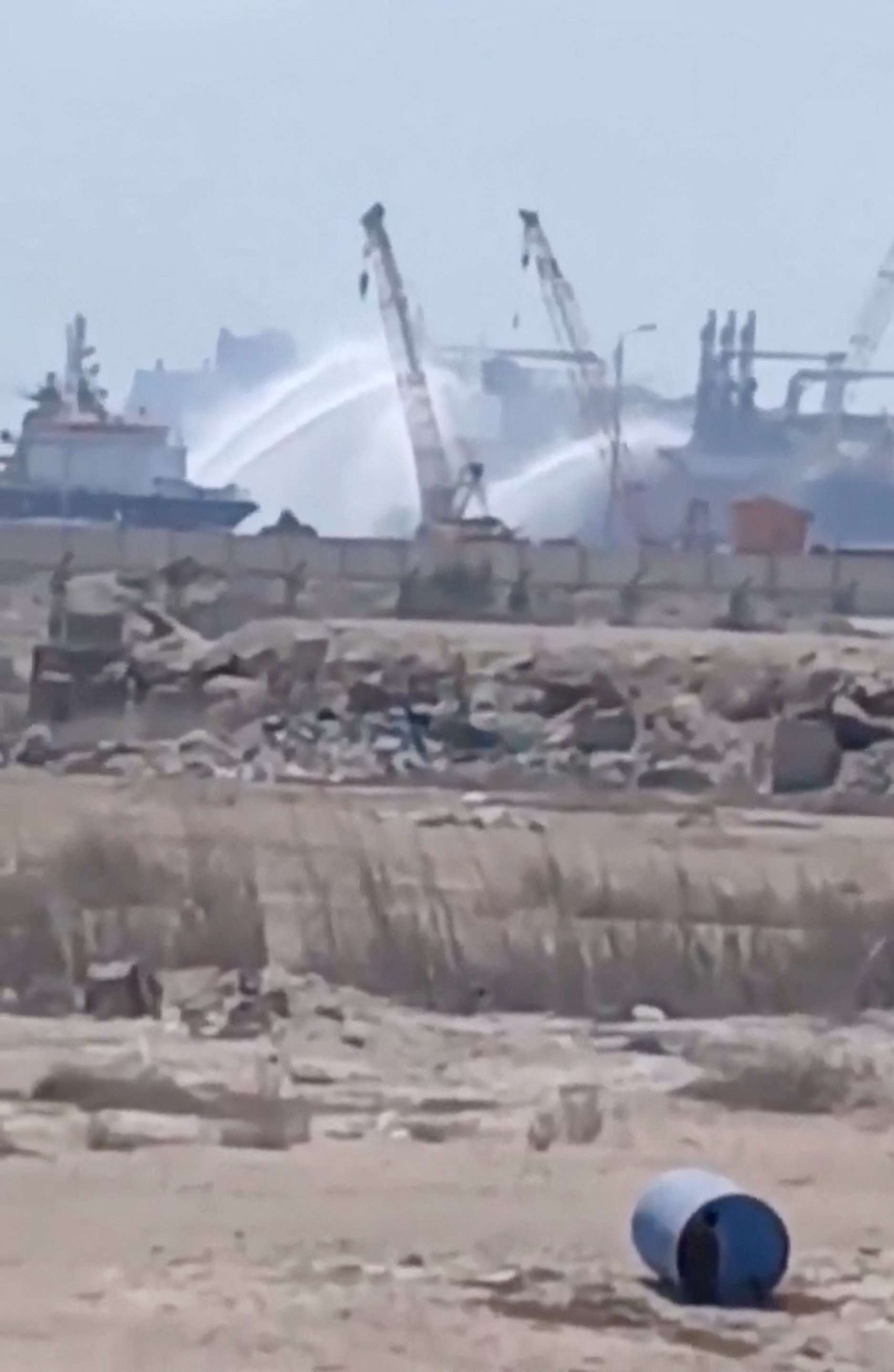 埃及達米艾塔港（Damietta）29日遭無人機攻擊，當局向其中一艘起火船隻噴射射水柱。