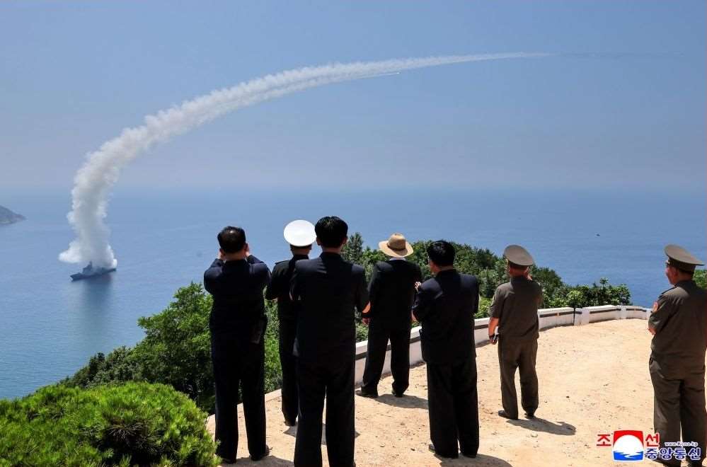北韓領導人金正恩3日視察戰略巡弋飛彈試射。 (圖:KCNA)