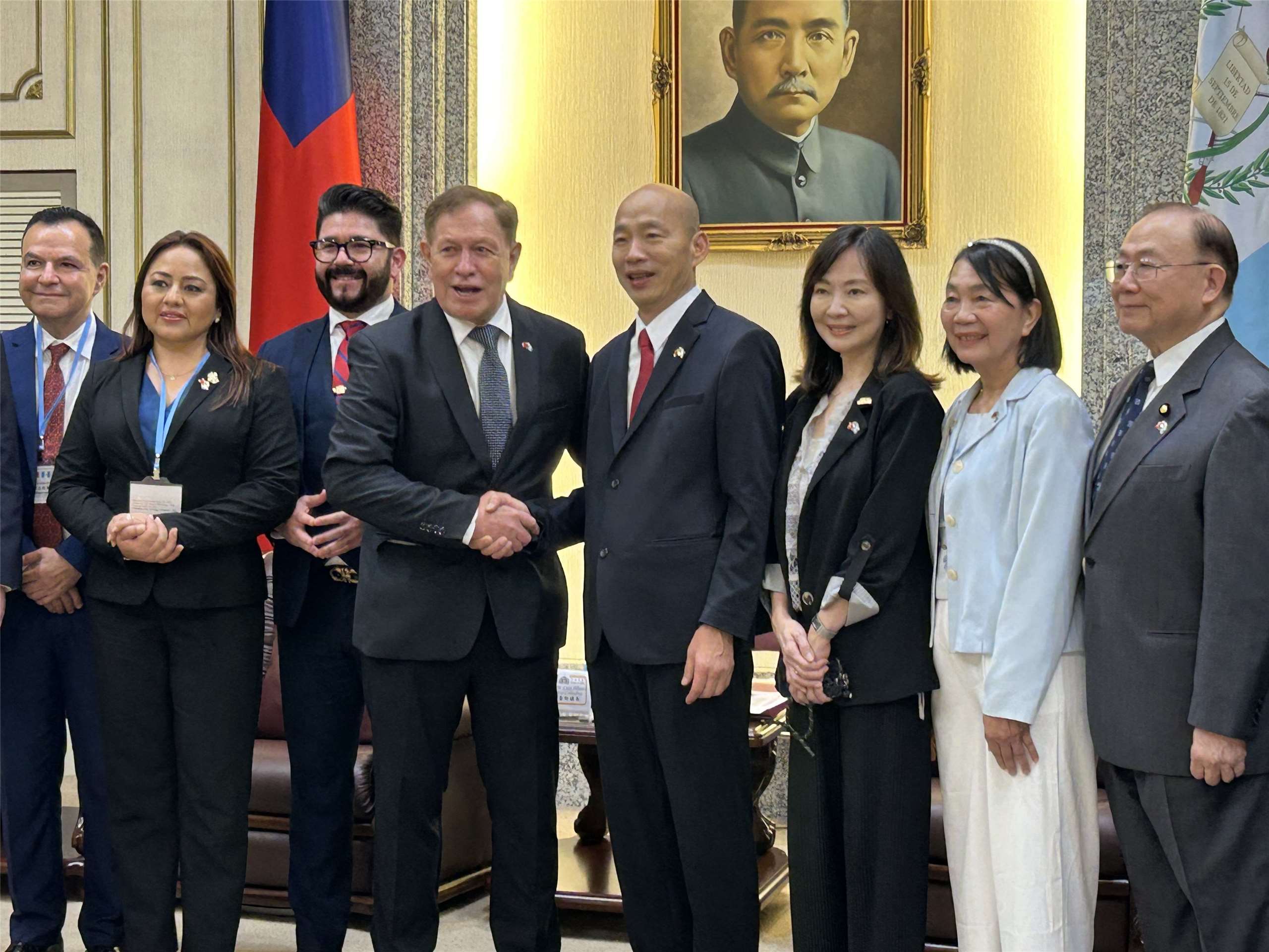 中美洲友邦瓜地馬拉國會議長康特雷斯(Luis Alberto Contreras Colindres)今天(6日)率團訪台，下午拜會立法院，立法院長韓國瑜率朝野立委共同接見訪團。（趙婉淳 攝）