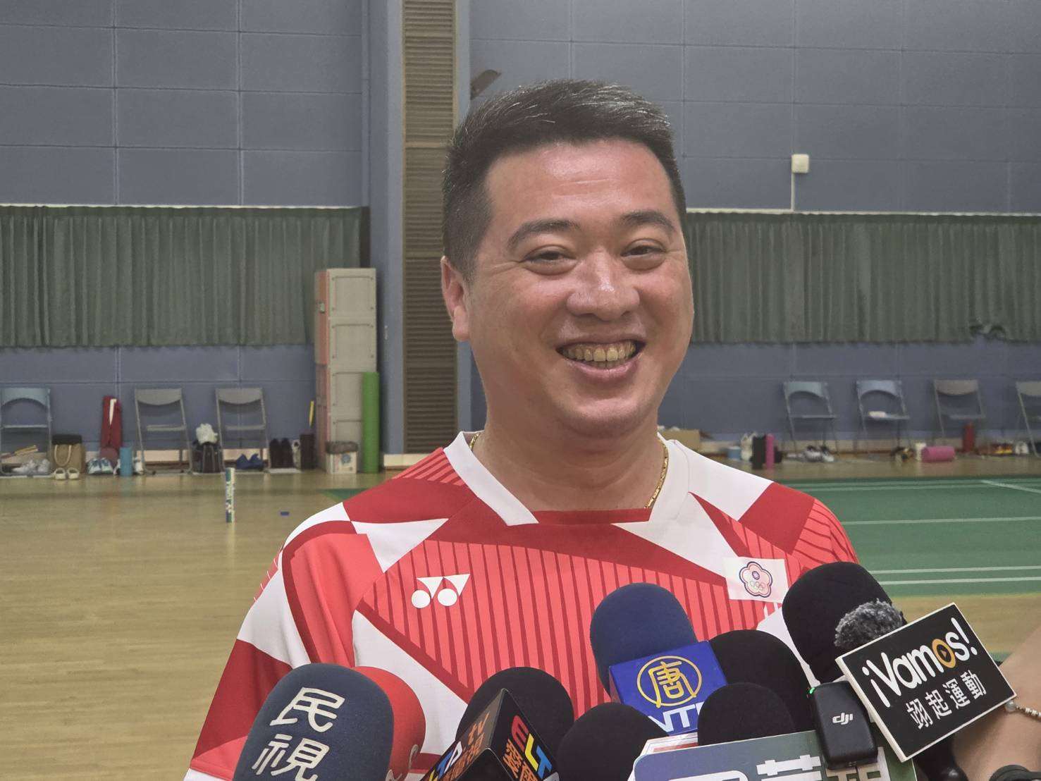 名古屋台灣羽球代表隊總教練劉佳城評估，男團具備與亞洲強權抗衡實力。他表示，全隊目標就是「每個項目都奪牌」。(江昭倫 攝)