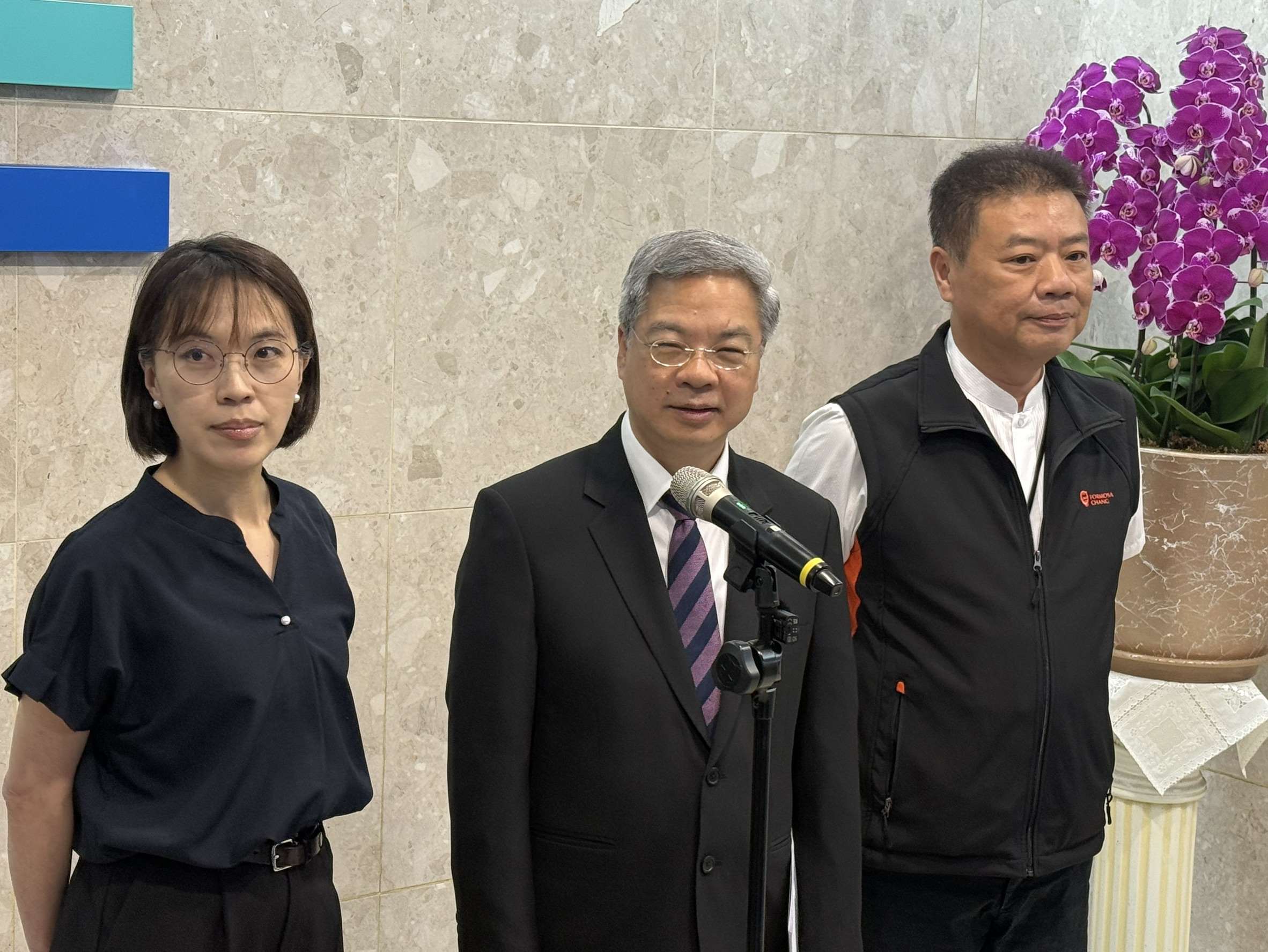 經濟部長龔明鑫(中)與下游食品業者座談，並在會後表示，上游油品業者承諾不漲價，如有預期心理發酵造成價格上揚，也歡迎下游業者主動回報，經濟部將做協調。(謝佳興 攝)
