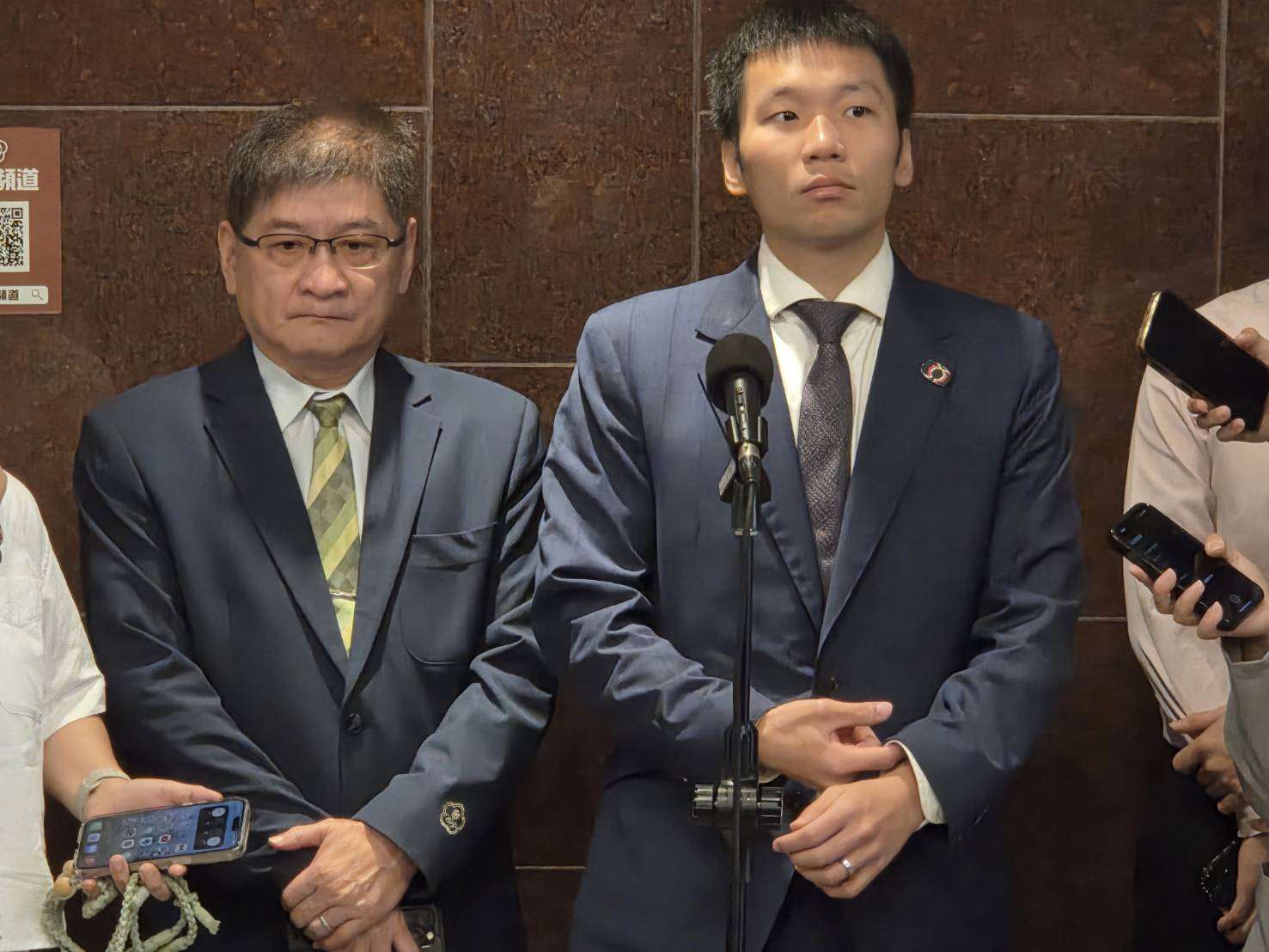 被傳請辭，運動部長李洋(右)1日澄清「目前沒有這打算」。(江昭倫 攝)