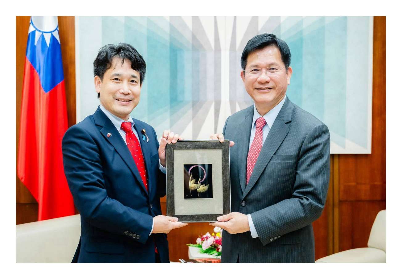 外交部長林佳龍(右)31日接見來訪的日本參議員瀧波宏文(左)，表示台灣將與日本等理念相近國家攜手合作，共同維護印太地區和平、穩定與繁榮 (外交部提供)