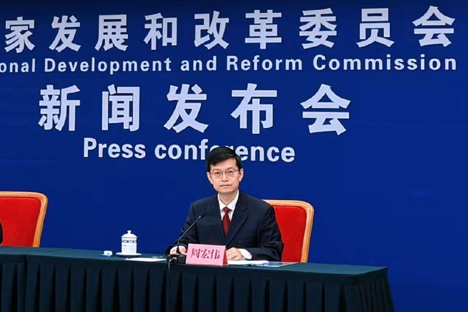 中國國家發改委國民經濟綜合司副司長周宏偉31日表示，該委正加緊研究制定「擴大內需戰略實施方案」，並將會同有關部門以「更大力度、更實舉措」有效擴大國內需求。(翻攝微博@一財快訊)