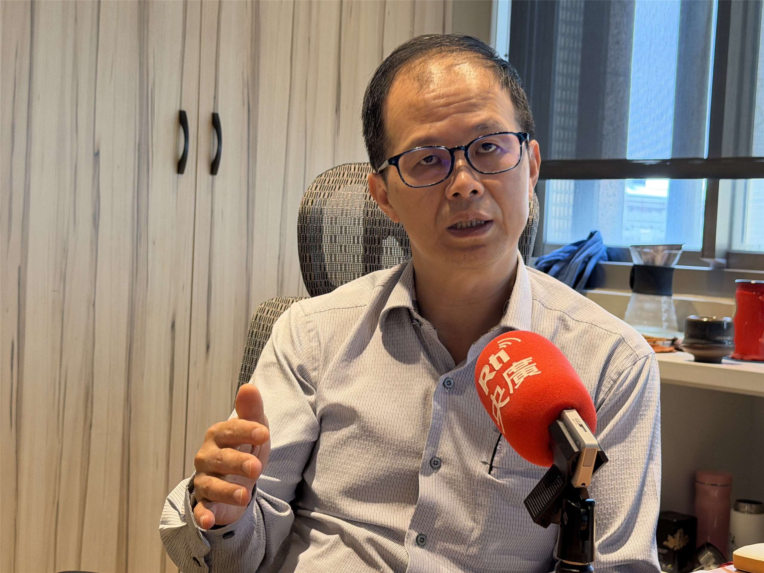 氣象署氣象預報中心主任黃椿喜接受央廣專訪時坦言，面對氣候變遷下帶來的極端降雨，全世界的專家迄今都束手無策，也是目前氣象署在氣象預報及氣象預警上最大的痛。(吳琍君 攝)