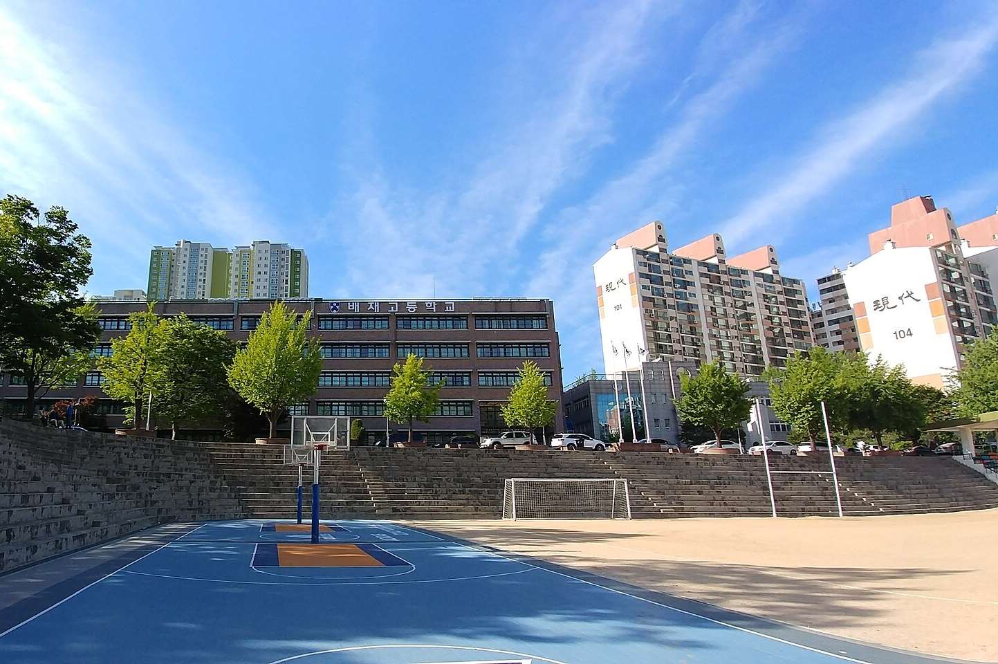 韓國培才高中棒球隊球員由於在比賽中喊出涉及光州事件的口號來嘲諷對手，2日遭韓國棒球主管機關禁賽半年。圖為培才高中校園一景。(圖：維基百科)