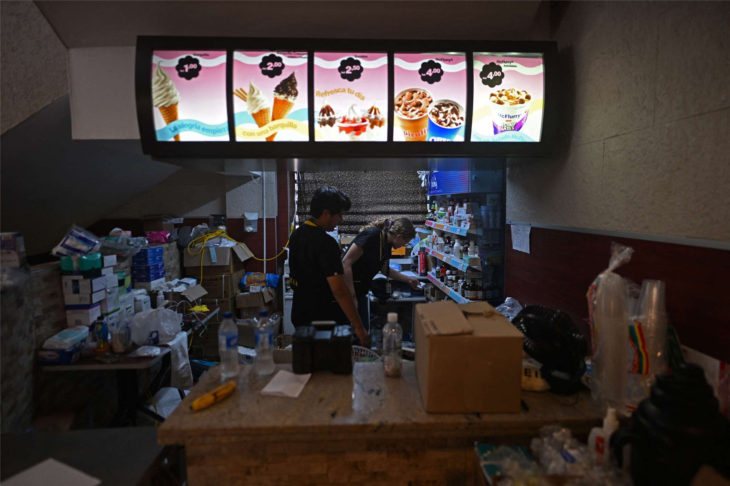 委內瑞拉雙強震後，麥當勞餐廳也變成臨時救護站，醫護人員在一家被用作醫療中心的麥當勞餐廳內整理醫療用品。(AFP)