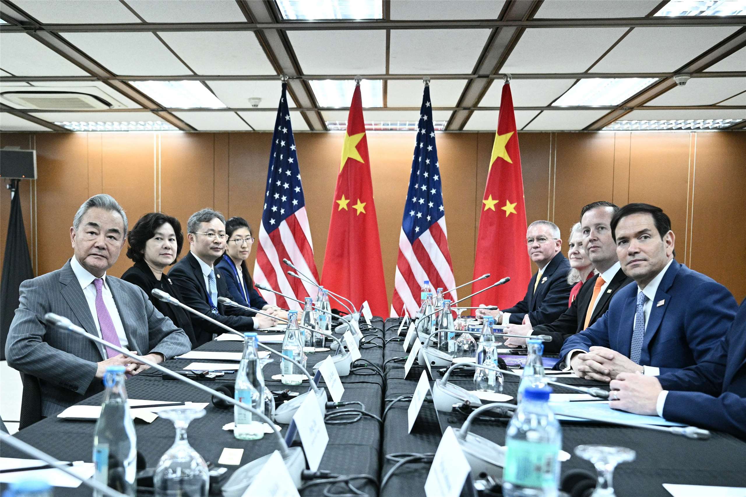 美國國務卿盧比歐22日在馬尼拉舉行的東協外長會議期間與中國外長王毅進行場邊會談。